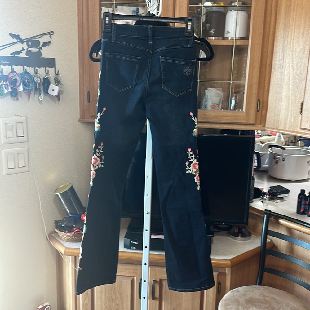 - Laurie Felt Los Angeles Jeans - Picture 5 of 8